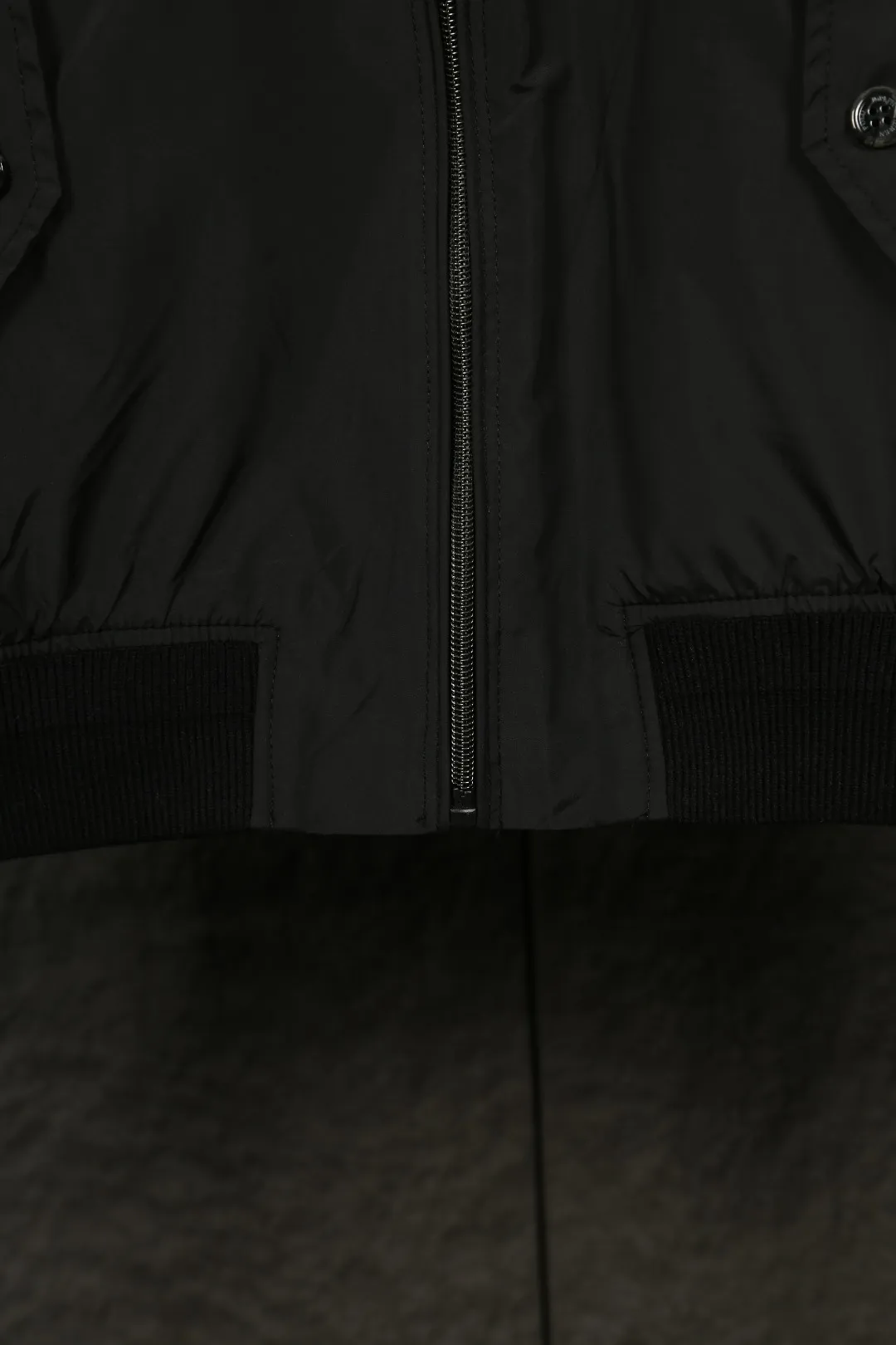 P320 Real photos [Evergreen all year round] Style number: 25025# (on sale all year round) Color: black/light card/gray white Size: S to XL - Ralph Lauren/Ralph Lauren SS25 new double-layer windproof and water-repellent classic old cadre style light casual jacket - double-layer design same color inside and outside S237 high-density micro-water-repellent craft fabric (100% T) ✅ | - Custom-woven double-layer rabbit velvet needle thread, non-market wrong version of mercerized cotton ✅ - Customized two-color webbing strip on the back collar, with zipper side pockets inside ✅ - POLO brand zipper, genuine leather zipper piece, dark and light two-color buttons ✅ - RL25SS new jacket The fabric is made of lightweight polyester fiber, windproof and waterproof, more lightweight, suitable for traveling or daily outdoor sports, simple line design and wide and neat tailoring, unisex style for both men and women Good for commuting, classic and durable